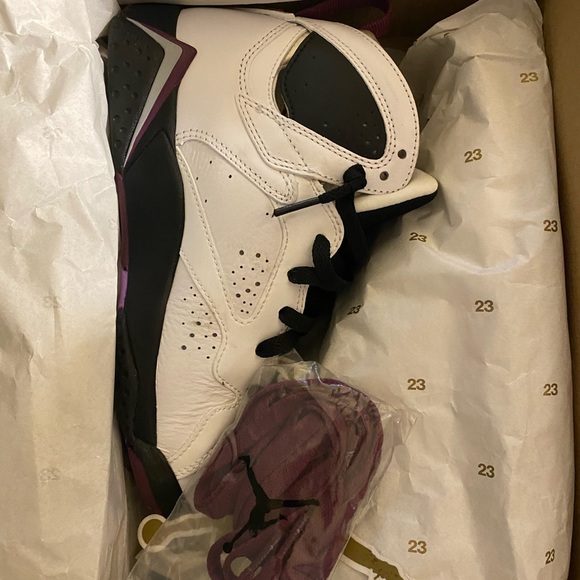Size 4Y Jordan 7 Retro why/fuschia - Picture 4 of 4